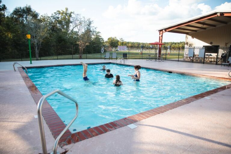 Pool 768x512
